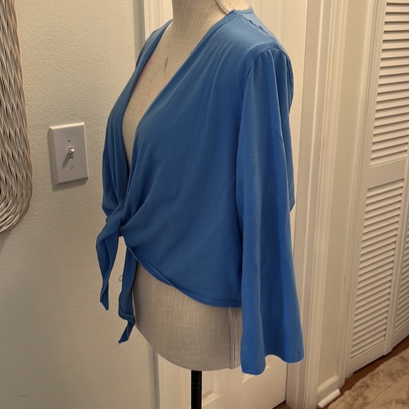 D & Co denim + company cropped tie front blouse - Picture 2 of 5